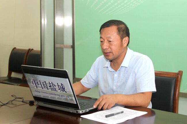 图为盐城市人民政府法制办公室副主任雍庆丰与网友在线交流   