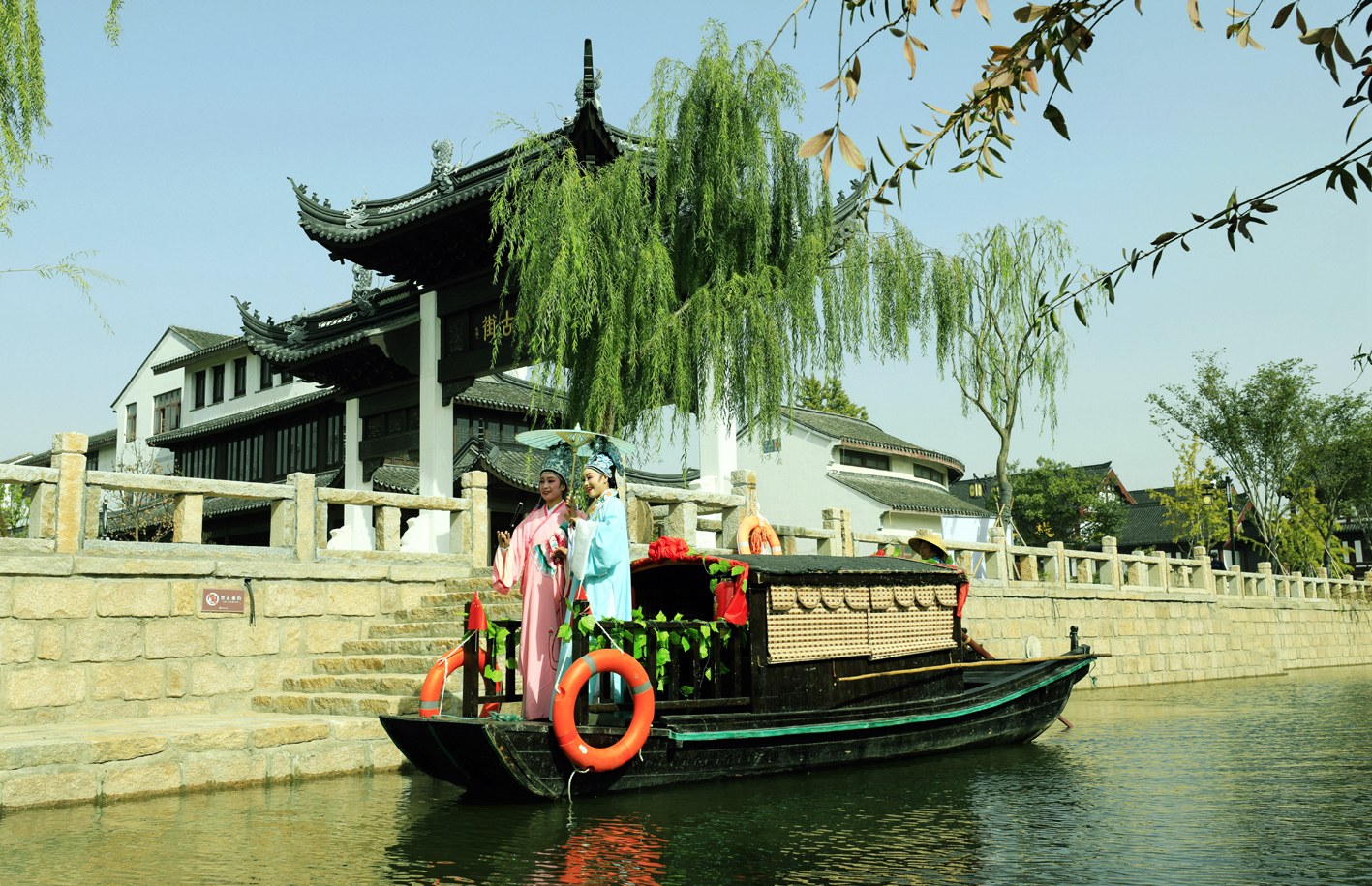 千年古镇天仙缘 流光溢彩入画来