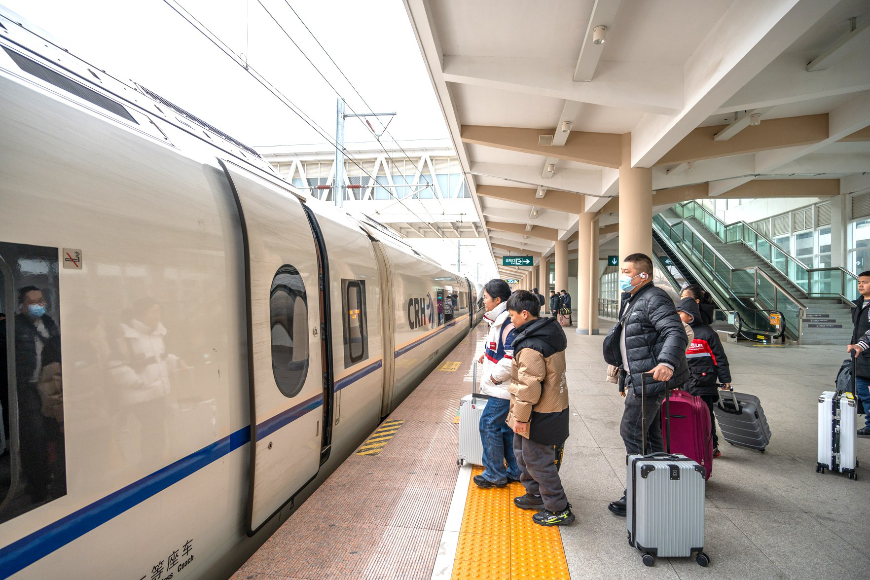 铁路东台站迎来节前客流高峰