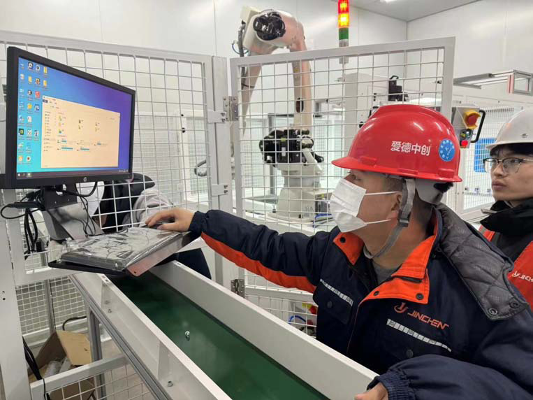 天合光能千余名员工生产线上过大年