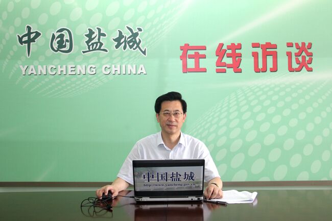 图为盐城市教育局副书记、副局长、正处级调研员郑英舜做客在线访谈栏目