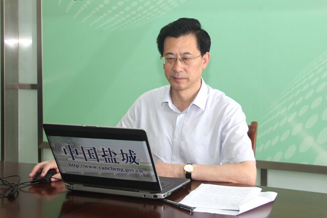 图为盐城市教育局副书记、副局长、正处级调研员郑英舜与网友在线交流  